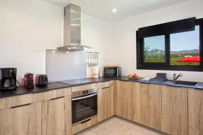 Cuisine ou kitchenette dans l'établissement Tramontana au calme à 7 min des plages piscine partagée chauffée bbq