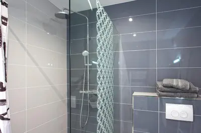 Salle de bains dans l'établissement Tramontana au calme à 7 min des plages piscine partagée chauffée bbq