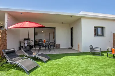 Terrasse ou espace extérieur de l'établissement Tramontana au calme à 7 min des plages piscine partagée chauffée bbq