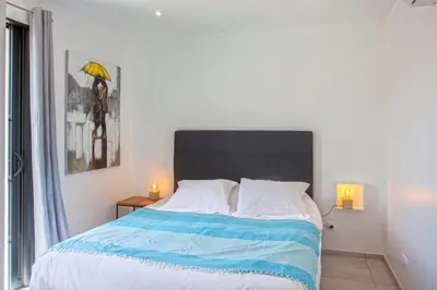 Un ou plusieurs lits dans un hébergement de l'établissement appartement Levante au calme piscine chauffée partagée et bbq