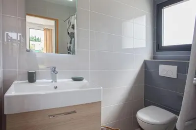 Salle de bains dans l'établissement appartement Levante au calme piscine chauffée partagée et bbq