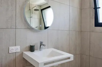 Salle de bains dans l'établissement appartement Levante au calme piscine chauffée partagée et bbq