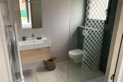 Salle de bains dans l'établissement Appart Libeccio au Calme Plages à 7 minutes piscine chauffée bbq