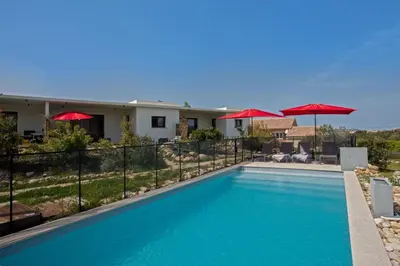 Piscine de l'établissement Appart Libeccio au Calme Plages à 7 minutes piscine chauffée bbq ou située à proximité