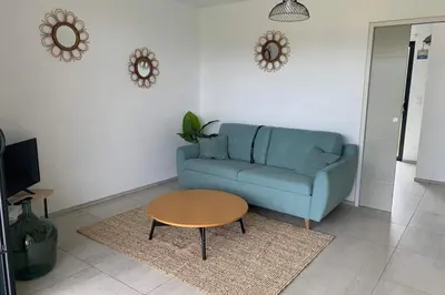 Coin salon dans l'établissement Appart Libeccio au Calme Plages à 7 minutes piscine chauffée bbq