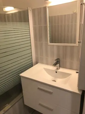 Salle de bains dans l'établissement Joli T2 les pieds dans l’eau , piscine tennis....