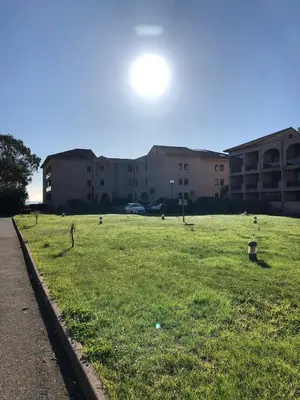 Jardin de l'établissement Joli T2 les pieds dans l’eau , piscine tennis....