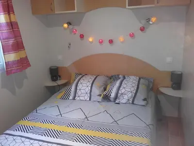 Un ou plusieurs lits dans un hébergement de l'établissement Mobil-Home dans lotissement très tranquille