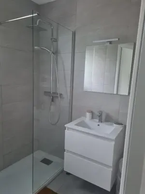 Salle de bains dans l'établissement Location 