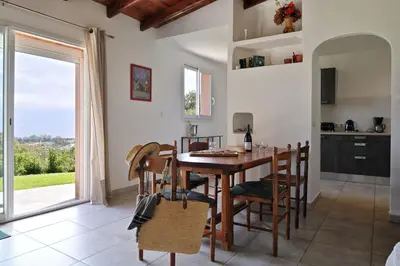Cuisine ou kitchenette dans l'établissement Domaine Punta della Guardia villa panorama maquis et mer, plage à 1,5 Km