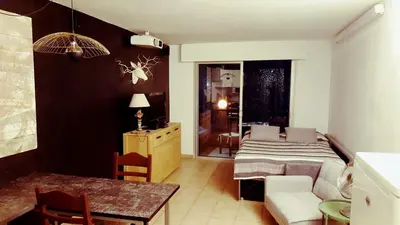 Un ou plusieurs lits dans un hébergement de l'établissement Studio à Calvi proche de la mer et des commerces