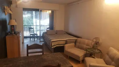 Coin salon dans l'établissement Studio à Calvi proche de la mer et des commerces