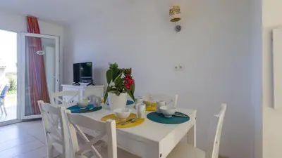 Télévision ou salle de divertissement dans l'établissement MAISONNETTE 6 PERS PROCHE L'ILE ROUSSE