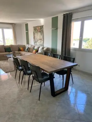 Coin salon dans l'établissement Appartement T4 très bien situé et climatisé