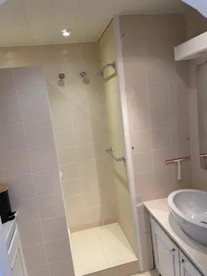 Salle de bains dans l'établissement Appartement T4 très bien situé et climatisé