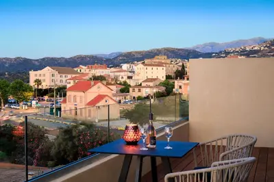 Vue générale sur la montagne ou vue sur la montagne depuis l'hôtel