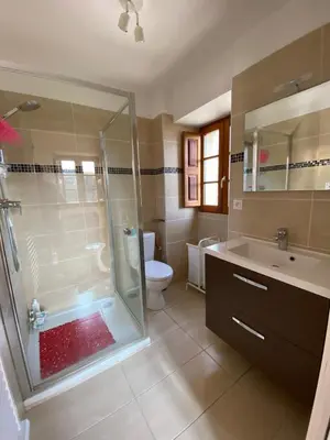 Salle de bains dans l'établissement Les Canali