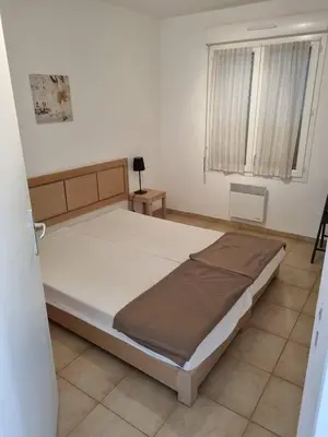 Un ou plusieurs lits dans un hébergement de l'établissement Appartement T2 dans résidence avec piscine