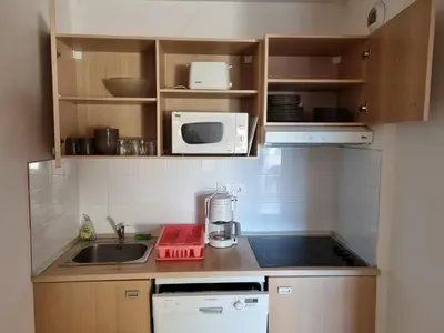 Cuisine ou kitchenette dans l'établissement Appartement T2 dans résidence avec piscine