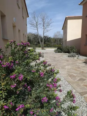 Jardin de l'établissement Appartement T2 dans résidence avec piscine