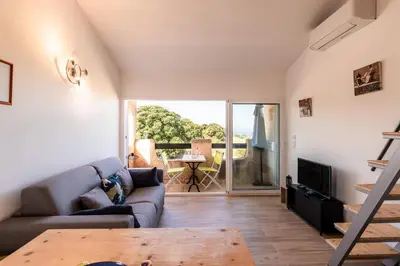 Coin salon dans l'établissement Ambroggio - Grand studio avec mezzanine - Vue Mer