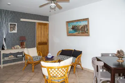 Coin salon dans l'établissement Appartements A Merendella