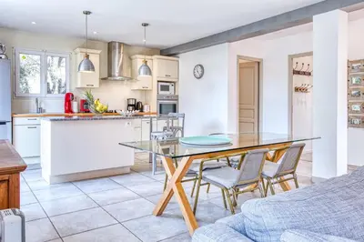 Cuisine ou kitchenette dans l'établissement La Maison des Oliviers - Belle maison familiale avec Piscine
