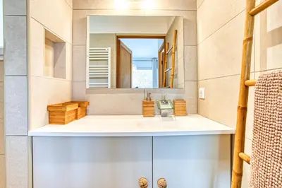 Salle de bains dans l'établissement La Maison des Oliviers - Belle maison familiale avec Piscine