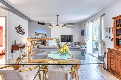 Coin salon dans l'établissement La Maison des Oliviers - Belle maison familiale avec Piscine