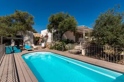 Piscine de l'établissement La Maison des Oliviers - Belle maison familiale avec Piscine ou située à proximité