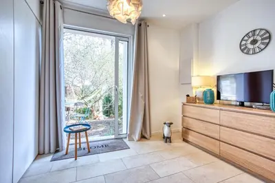 Télévision ou salle de divertissement dans l'établissement La Maison des Oliviers - Belle maison familiale avec Piscine