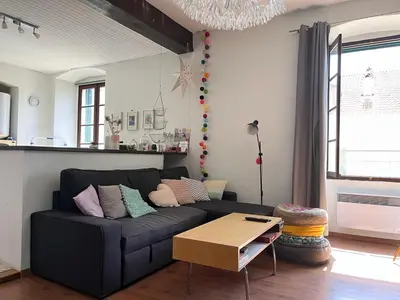 Coin salon dans l'établissement Joli appartement F2 centre ville de Corte