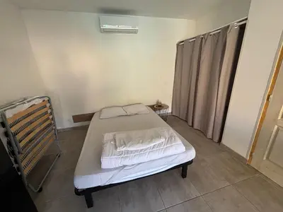 Un ou plusieurs lits dans un hébergement de l'établissement Studio tout équipé à la nuitée ou plus,proche aéroport Bastia