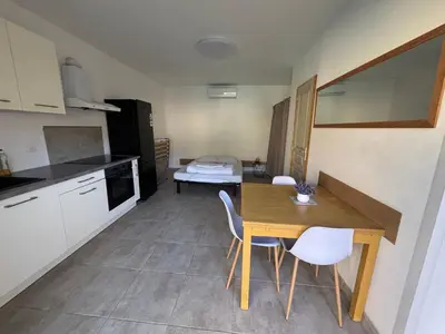 Cuisine ou kitchenette dans l'établissement Studio tout équipé à la nuitée ou plus,proche aéroport Bastia