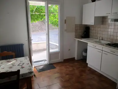 Cuisine ou kitchenette dans l'établissement T2 Casamozza Sud de Bastia climatisé