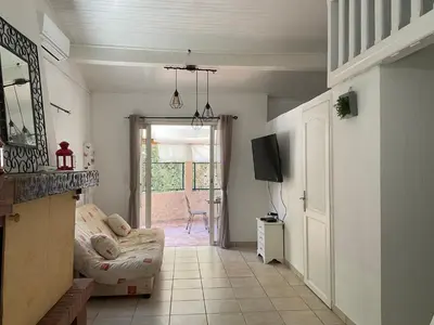 Télévision ou salle de divertissement dans l'établissement MINI VILLA BORD DE MER