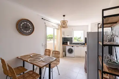 Cuisine ou kitchenette dans l'établissement Mari - Appt tout confort 150m de la plage