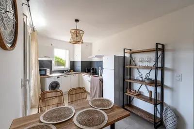 Cuisine ou kitchenette dans l'établissement Mari - Appt tout confort 150m de la plage