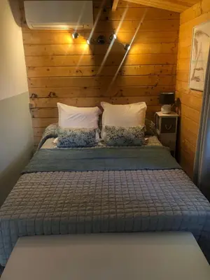 Un ou plusieurs lits dans un hébergement de l'établissement Chalet - Piscine - Wifi