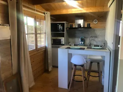 Cuisine ou kitchenette dans l'établissement Chalet - Piscine - Wifi