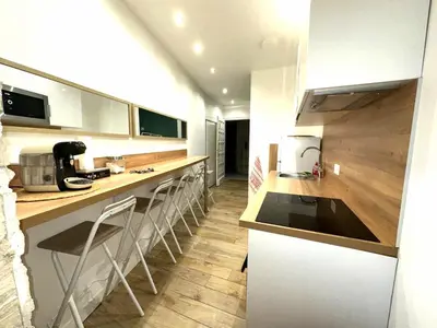 Cuisine ou kitchenette dans l'établissement Bastia F1 type loft plein centre, calme, clim, refait à neuf et à 200m du port