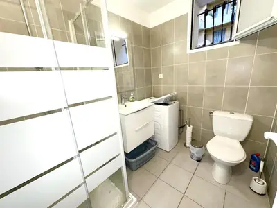 Salle de bains dans l'établissement Bastia F1 type loft plein centre, calme, clim, refait à neuf et à 200m du port