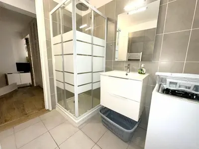 Salle de bains dans l'établissement Bastia F1 type loft plein centre, calme, clim, refait à neuf et à 200m du port