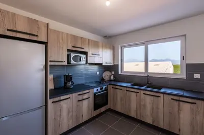 Cuisine ou kitchenette dans l'établissement Les Terres Rouges