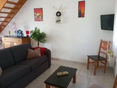 Coin salon dans l'établissement Villa climatisée A Nuciola Prunete Entre mer, montagne et piscine