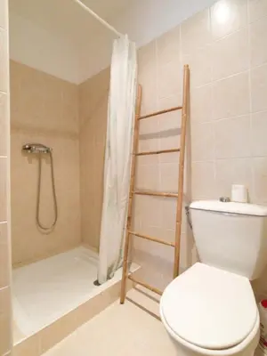Salle de bains dans l'établissement Petit appartement à proximité de St Florent