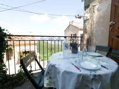 Balcon ou terrasse dans l'établissement Petit appartement à proximité de St Florent