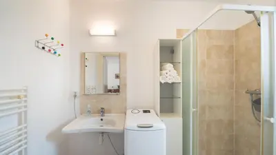 Salle de bains dans l'établissement Maison à Cervione Prunete jardin piscine accès direct plage