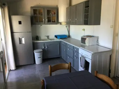 Cuisine ou kitchenette dans l'établissement Maison au calme avec terrain et vue sur la mer