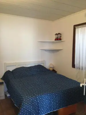 Un ou plusieurs lits dans un hébergement de l'établissement Maison au calme avec terrain et vue sur la mer
